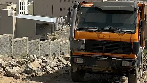 بالصور.. "أمانة الطائف" تضبط شاحنتَيْن تفرغان مخلفات البناء والحفر بـ"حلقة الشرقية"