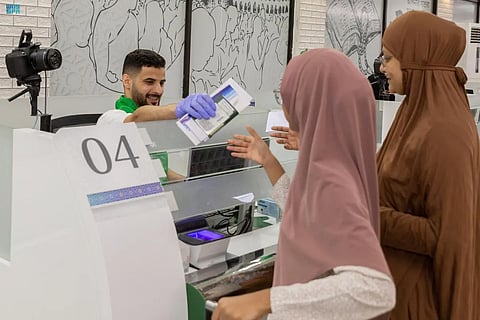 "طريق مكة" تواصل إجراءات مغادرة مستفيديها من حجاج بنجلاديش إلى المملكة