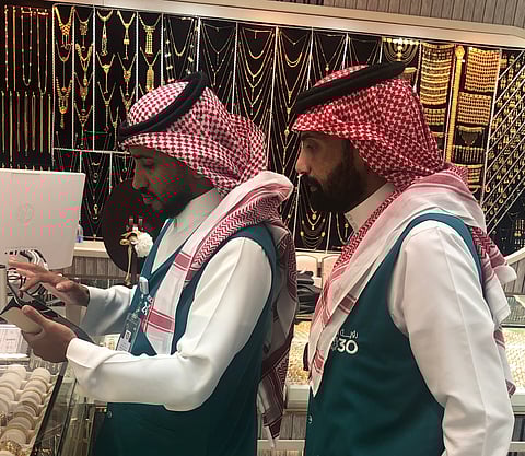 فرق التجارة تضبط مخالفات في أسواق الذهب بجدة.. و"سبق" ترصد