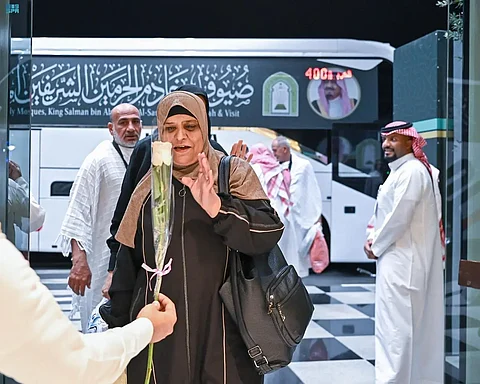 شاهد..طلائع أسر شهداء ومصابي فلسطين ضيوف برنامج الملك للحج يصلون مكة