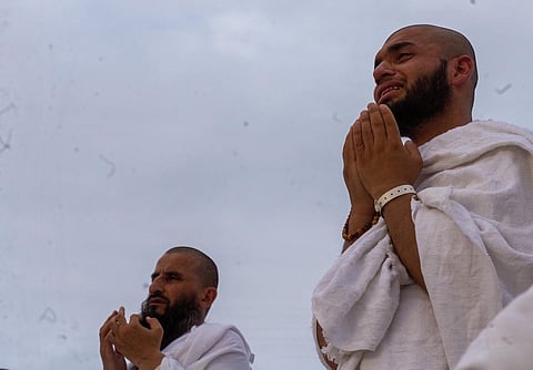 مشاهد مهيبة تأسر القلوب لحظة غروب شمس يوم عرفة.. هنا "جبل الرحمة"