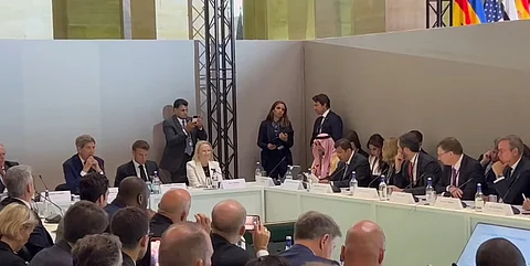 فيديو.. "الرميان" يشارك الرئيس الفرنسي إحدى الجلسات المغلقة في قمة باريس