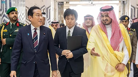 رئيس وزراء اليابان يصل إلى مقرّ اجتماع الطاولة المستديرة في جدة