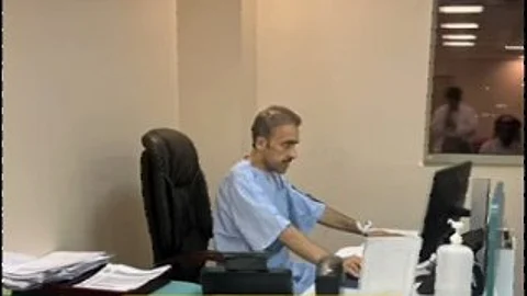 شاهد.. رغم تنويمه بعد إجرائه عملية.. أحد منسوبي "تخصصي حائل" يخدم المرضى