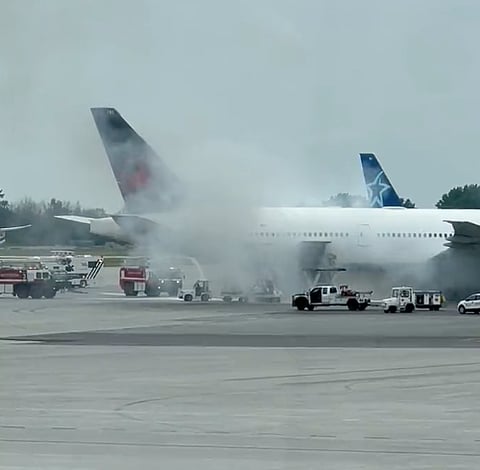 فيديو.. تدخّل سريع ينقذ ركاب طائرة بعد اشتعال النار في سيارة أسفلها