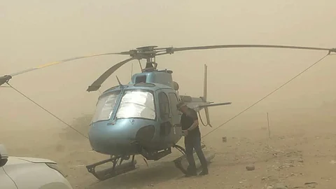 غبار القنفذة الكثيف يجبر قائد طائرة عمودية على الهبوط بها اضطراريًا