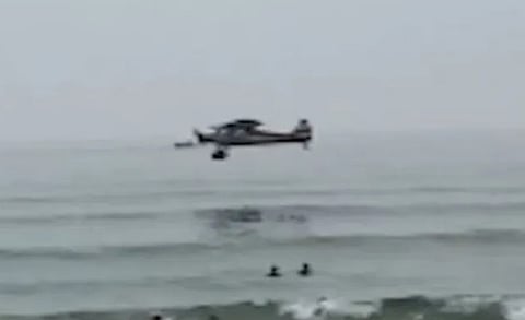 بالفيديو.. سقوط طائرة في البحر أمام شاطئ مزدحم بأمريكا