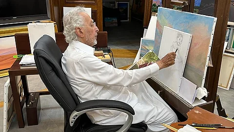 شاهد.. "خالد الفيصل" في مرسمه يدلل بفنه وريشته حفيدته "العنود"