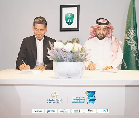 اللاعب روبرتو فيرمينو يوقع عقد انضمامه لنادي الأهلي