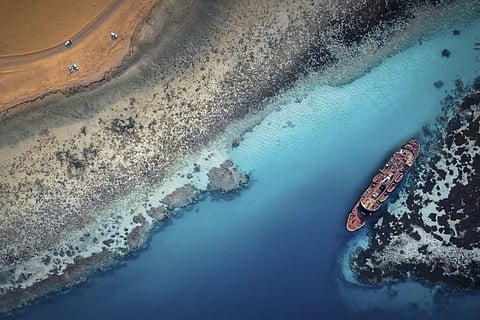 وزير السياحة يدعو زوَّار السعودية للاستمتاع بأجوائها الخيالية.. "لا تروح بعيد"