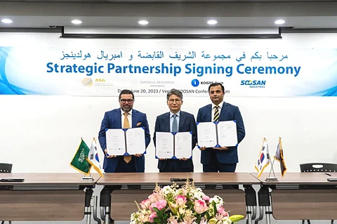 توقيع الاتفاقية مع شركة KOGAS وبحضور من الرئيس التنفيذي لمجموعة الشريف السيد نواف وشركة إمبريال القابضة