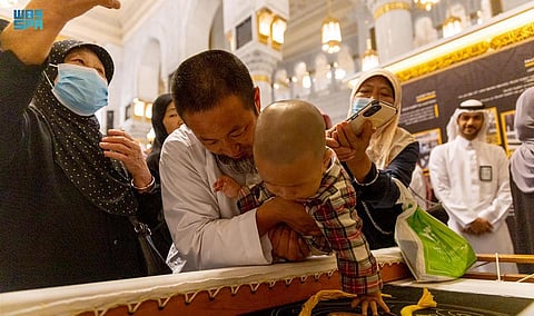 "حجر وركن ومقام وماء".. وفد من حجاج الصين في زيارة لمعرض الحرمين