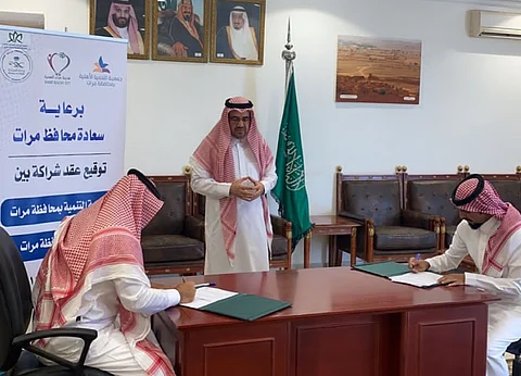 عايض العوني وعبدالله المجلي يوقعان الاتفاقية