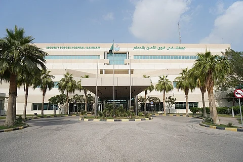 مستشفى قوى الأمن بالدمام ينهي معاناة مريضة بتقنية المنظار الجراحي
