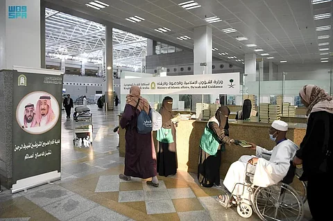 "الشؤون الإسلامية" بمكة تواصل توزيع هدية خادم الحرمين على الحجاج المغادرين