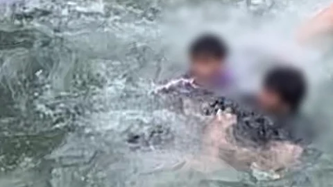 انساق وراء صيحات الحاضرين.. نجاة شاب من الغرق في شلال الحمدة بالباحة