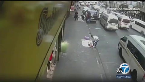 تطايرت السيارات وتشقق مدرج مطار.. شاهد لحظة الانفجار الغامض في جنوب أفريقيا