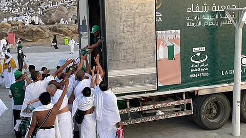"شفاء مكة" توزِّع 100 ألف وجبة غذائية صحية مجانية على الحجاج