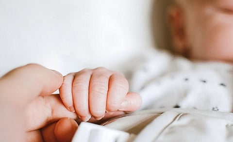 خطأ قد يسبب الموت المفاجئ.. احذره عند وضع طفلك بالسرير