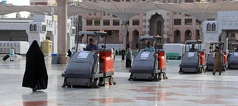 بإدارة بشرية وبالذكاء الاصطناعي.. 600 آلة في خدمة المصلين بالمسجد النبوي