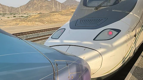 بالصور.. بعد أن ظلّوا عالقين بوسط الصحراء نقل ركاب قطار الحرمين إلى قطار آخر