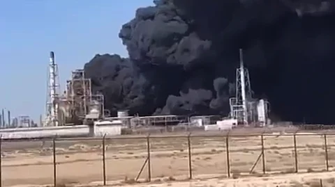 فرق الإطفاء والدفاع المدني تسيطر على حريق مصنع محدود بـ"ملكية الجبيل"