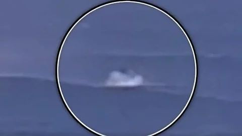 سبح وهو ينزف بغزارة.. مشهد مرعب لنجاة شاب من فك قرش أبيض بأستراليا