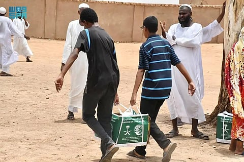 "إغاثي الملك سلمان" يوزع 1.332 سلة غذائية بولاية الجزيرة في السودان