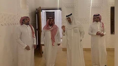 "محافظ شقراء" يتفقد "قصر السبيعي" التاريخي للوقوف على المراحل النهائية لترميمه