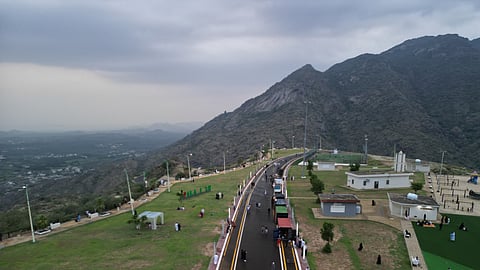 وجهة للاستمتاع بالمطر.. مطل "محمد بن ناصر" بالعارضة يشهد توافدًا للمتنزهين خلال الإجازة