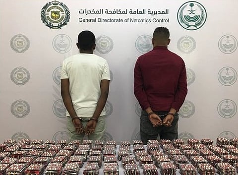 المدينة المنورة.. مكافحة المخدرات تقبض على مقيمَين لترويجهما أقراصًا خاضعة للتداول الطبي