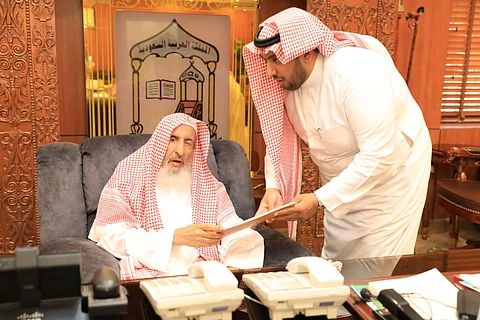 مفتي المملكة يتسلّم تقرير الشؤون الإعلامية بالافتاء لموسم الحج وينوّه بحجم الجهود