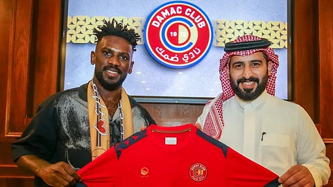 رئيس نادي ضمك خالد بن مشعط واللاعب عبدالعزيز البيشي