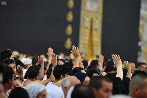ماذا تفعل عند تعذر استلام الحجر الأسود؟.. "الحج" توضّح مقدمة الدليل