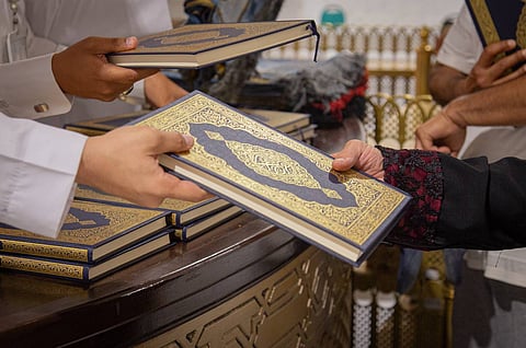 بنسخة من المصحف الشريف.. "شؤون الحرمين" تودع ضيوف الرحمن بعد أداء طواف الوداع