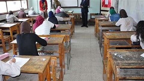 في امتحان الثانوية العامة.. "المدرس المنقذ" يروي تفاصيل واقعة الطالبة النائمة بمصر