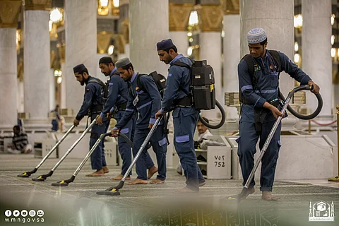 تطهير وتعطير.. "شؤون المسجد النبوي" تكثّف أعمال العناية بالسجاد وتهيئته لضيوف الرحمن