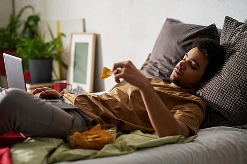 قد يشير لأمراض نفسية.. خبراء يُحَذّرون من ترند "التعفن في السرير"