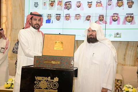 الشيخ عبدالرحمن السديس يكرم صحيفة "سبق" ممثلة بالزميل هادي العصيمي