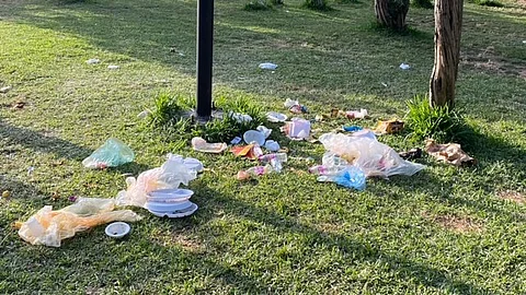 مخلفات المتنزهين تحوّل جمال "رغدان الباحة" إلى ساحة للقمامة "صور"