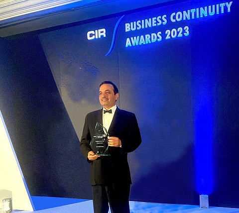 عبدالرحمن العنيزان رئيس إدارة استمرارية الأعمال في anb يتسلم الجائزة خلال الحفل السنوي لجوائز CIR الذي أقيم في لندن مؤخراً