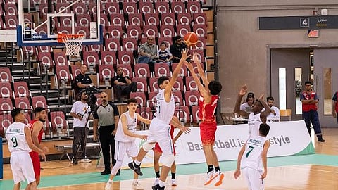 جانب من لقاء المنتخب السعودي للناشئين لكرة السلة مع نظيره البحريني