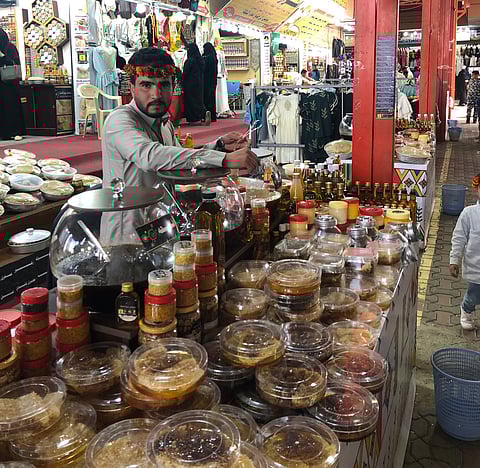 وافدون يتقمصون شخصيات جنوبية وآخرون متسترون في سوق شعبي بسودة عسير