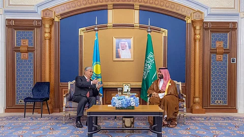 الأمير محمد بن سلمان خلال لقائه رئيس كازاخستان قاسم جومارت توكاييف