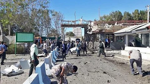 أحزمة ناسفة للتفجير.. مسلحون يهاجمون مركز شرطة إيرانيًّا ويقتلون رجلَيْ أمن