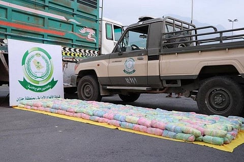 الأفواج الأمنية بجازان تطيح بـ 4 مخالفين لتهريبهم القات في العارضة