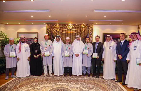 "أمانة العاصمة المقدّسة" تكرّم حجاجاً صينيين ظهروا بمقطع متداول يلتقطون مخلفات أحد الأنفاق