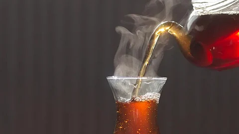 "الشاي".. "مذاب عقيق" ومشروب البسطاء وعشق سعودي يصاحب جلسات السمر.. وهنا كانت البداية