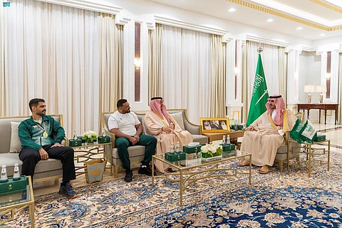 أشاد بإنجازات أبناء المنطقة.. أمير الجوف يستقبل "العياف" بطل "الدولية للملاكمة"