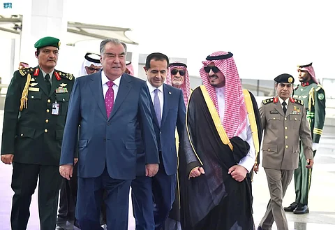 رئيس طاجيكستان يصل إلى جدة.. ونائب أمير مكة يستقبله